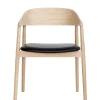 - AC2 Armstol - Eg hvidpigmenteret mat lak, Sort Læder^Andersen Furniture Clearance