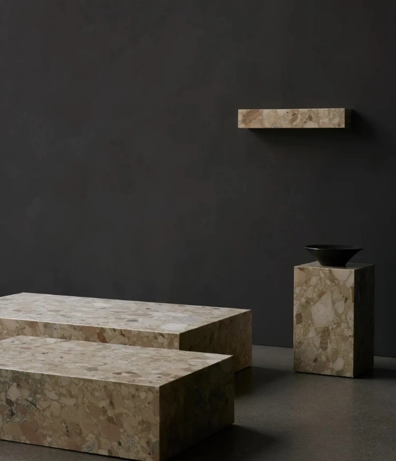 Copenhagen - Plinth Low, Kunis Breccia - Marmor sofabord eller skulptur*Audo Clearance