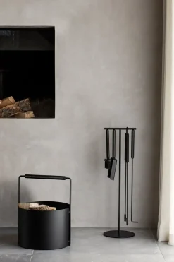 - ASHI brændekurv - Sort med brun egehåndtag - H: 45 x Ø: 35 cm*Blomus New