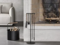 - ASHI brændekurv - Sort med brun egehåndtag - H: 45 x Ø: 35 cm*Blomus New