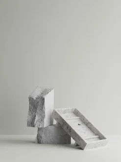 - Marble Tray - Nimbus Cloud - ABENTO - H18 x L7,5 x W30 cm*Blomus