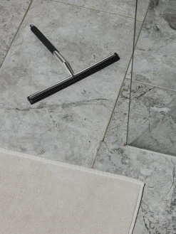 skraber - LAVEA skraber til brusebadet i sort*Blomus Best