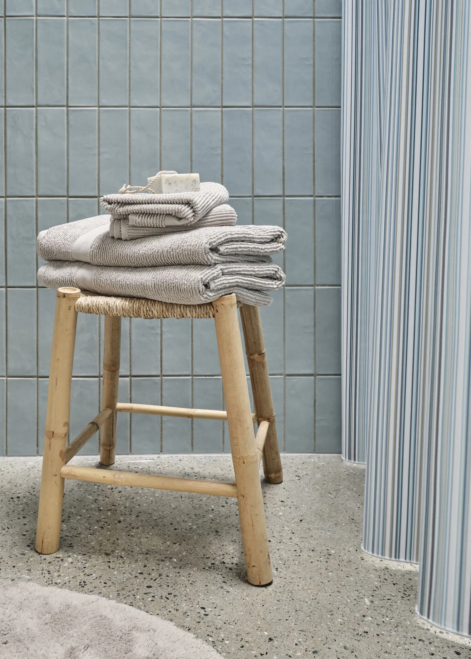 - Badeforhæng - Spectrum shower curtain w/eyelets 200 cm - Blå*Compliments Outlet