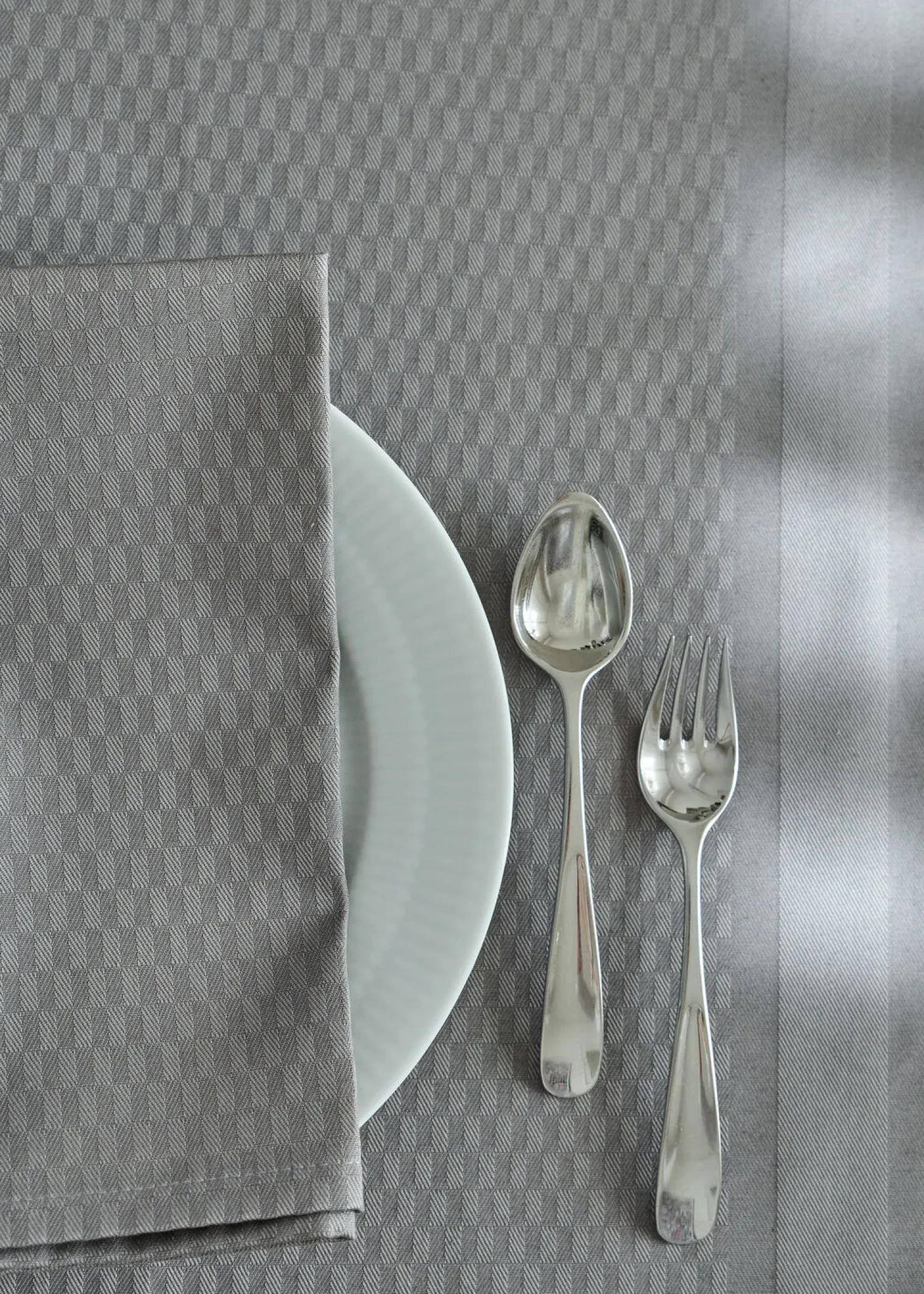 - Dug - Tile Damask Table Cloth dia. 200 cm - Sølv grå*Compliments Clearance