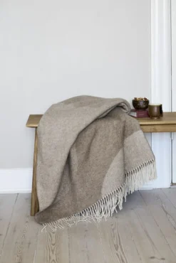 - Plaid - Waves Throw 140x200 cm - Sand^Compliments Clearance