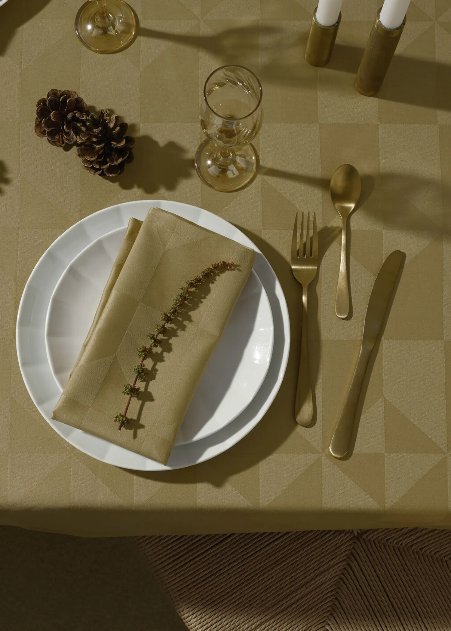 - Wind Damask Table Cloth dia. 200 cm - Messing*Compliments Discount