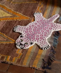 - Lilly Leopard Gulvtæppe - Small - Pink - 92 x 62 cm^Doing Goods Online