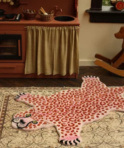 - Pink Leopard Gulvtæppe - Large - 150x88x2 cm^Doing Goods Hot