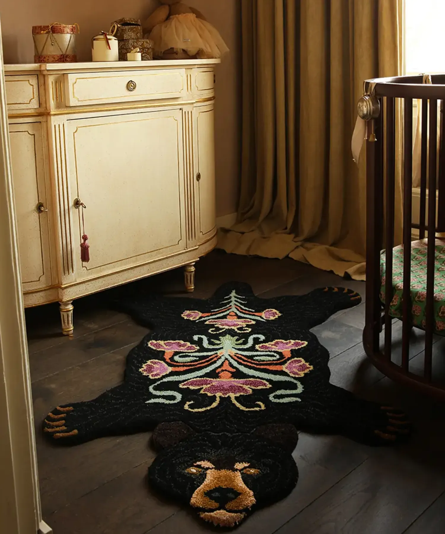 - Sort bjørne tæppe - Blooming Black Bear - Large - 143x97 cm*Doing Goods Online