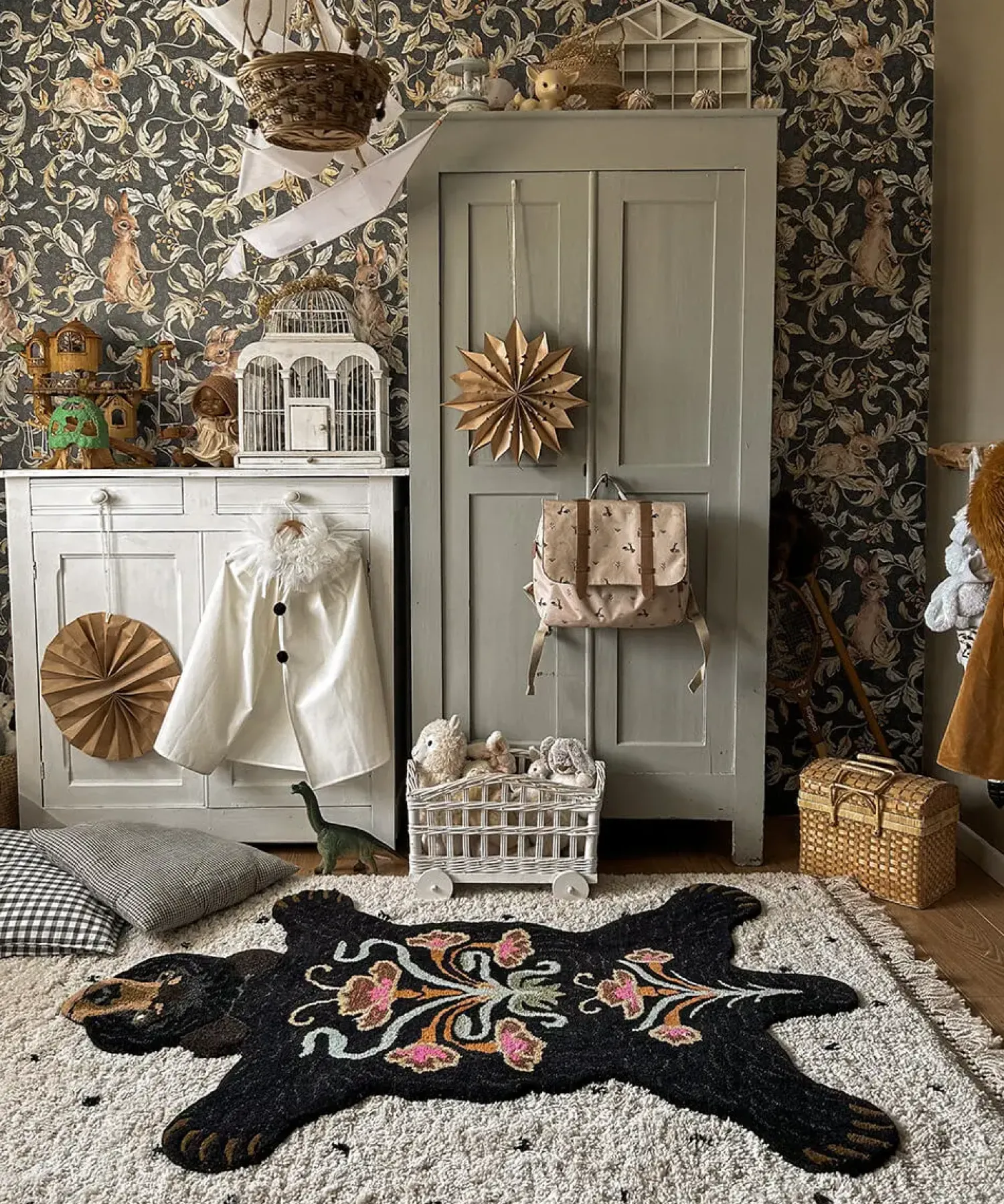 - Sort bjørne tæppe - Blooming Black Bear - Large - 143x97 cm*Doing Goods Online