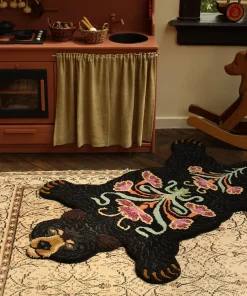 - Sort bjørne tæppe - Blooming Black Bear - Large - 143x97 cm*Doing Goods Online