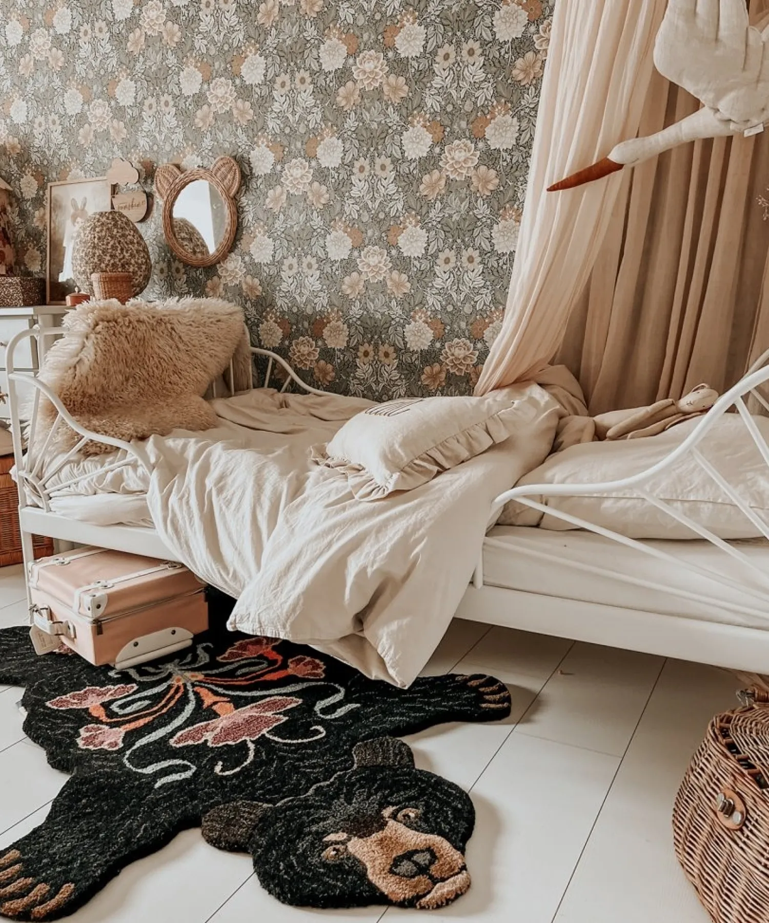 - Sort bjørne tæppe - Blooming Black Bear - Large - 143x97 cm*Doing Goods Online