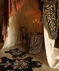 - Sort bjørne tæppe - Blooming Black Bear - Large - 143x97 cm*Doing Goods Online