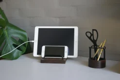 - Brass Dock - Tabletholder - Valnød/Sort^Dot Aarhus Hot