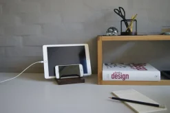 - Brass Dock - Tabletholder - Valnød/Sort^Dot Aarhus Hot