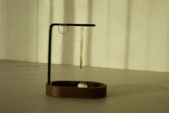 - Hang On - Smykkeholder - Valnød/Sort*Dot Aarhus Outlet