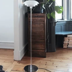 - DL31 Opal gulvlampe - Opal hvid og Krom, Ø: 31 cm x H: 133 cm*Dyberg Larsen Clearance