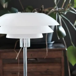 - DL31 Opal gulvlampe - Opal hvid og Krom, Ø: 31 cm x H: 133 cm*Dyberg Larsen Clearance