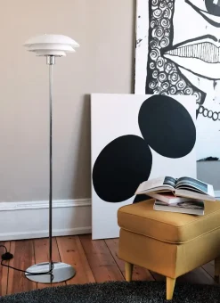 - DL31 Opal gulvlampe - Opal hvid og Krom, Ø: 31 cm x H: 133 cm*Dyberg Larsen Clearance