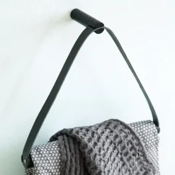 Ekta Living - Håndklædeholder - Towel hanger - Eg/Læder - Sort^By Wirth