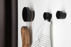 Ekta Living - Knage i sort eg - Wood Knot - Medium*By Wirth Online