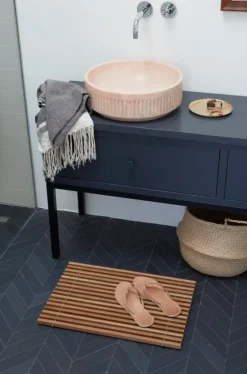 Fritz Hansen - Baderumsmåtte i Teaktræ - 58x40 cm*​​​​​​​Fritz Hansen Sale