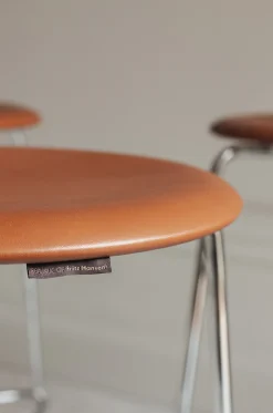 - Barstol - High Dot™ Bar stool 4-legs - højmodel - Wild leather Walnut/Chromed steel base*Fritz Hansen Outlet