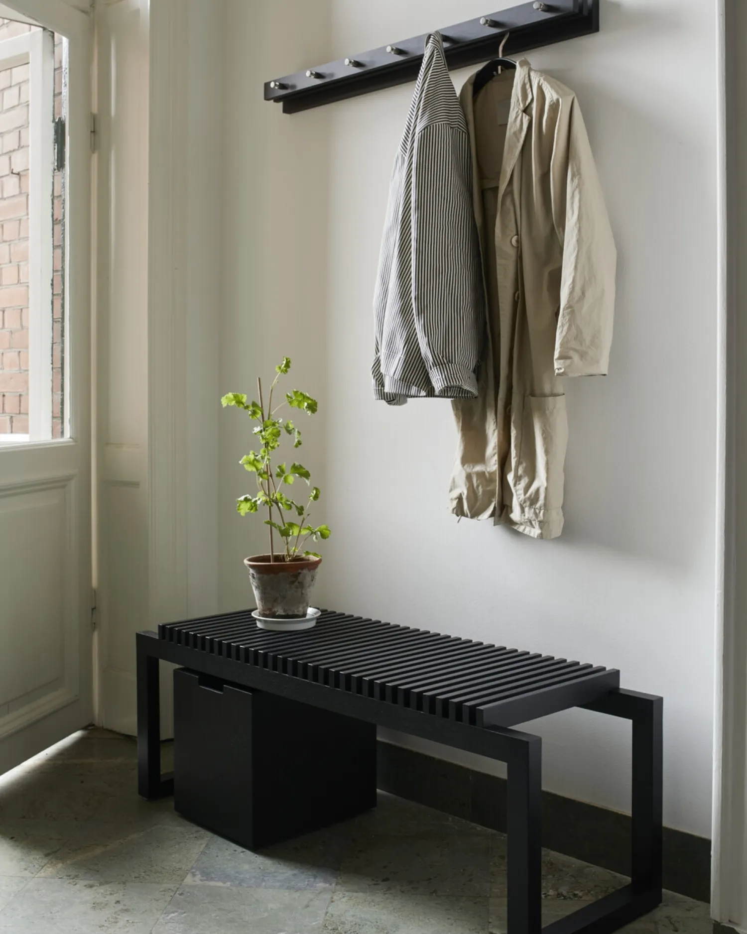 Fritz Hansen - Cutter Knagerække 100 cm - Sort eg*Fritz Hansen Hot