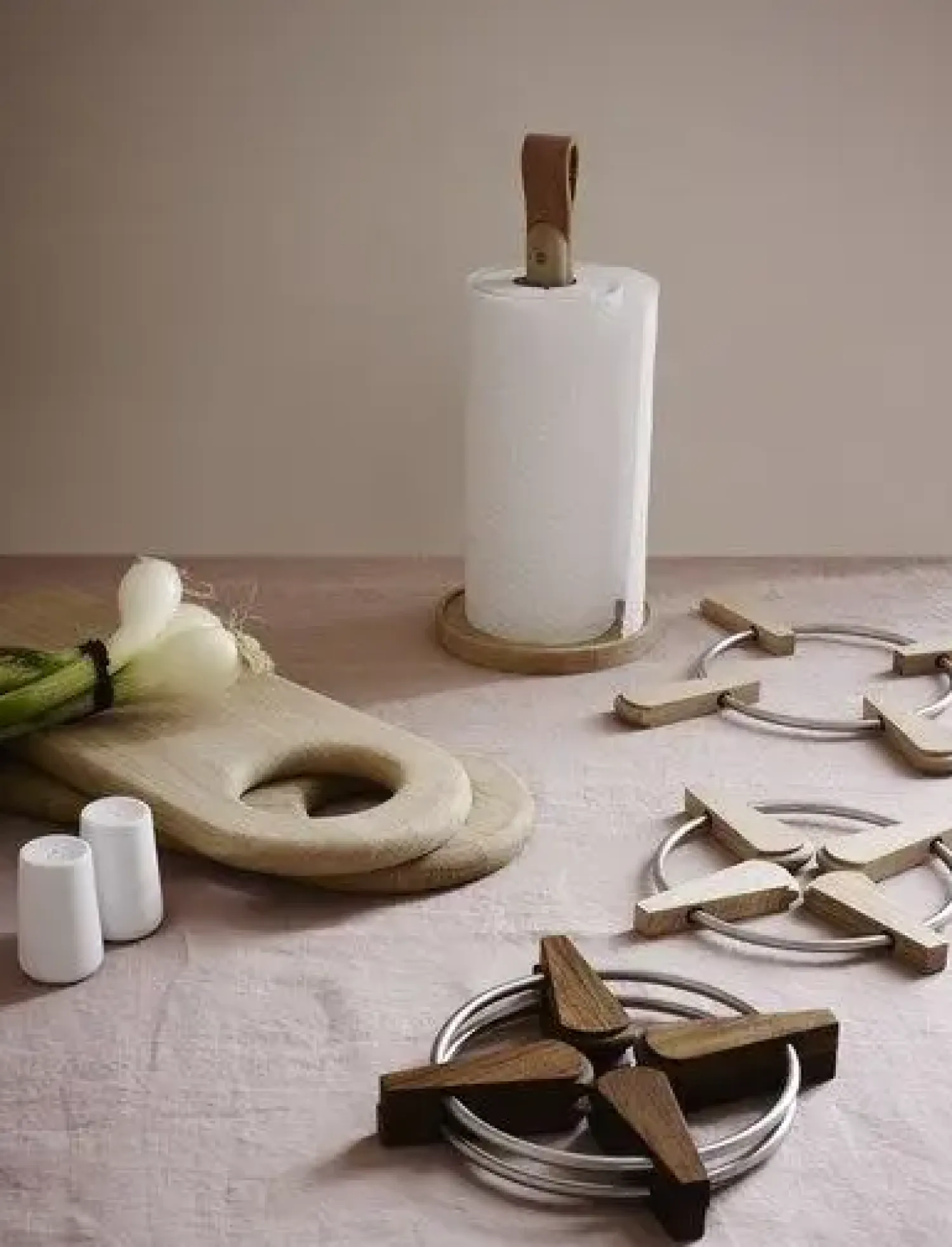 Fritz Hansen - Køkkenrulleholder - Norr - Eg*Fritz Hansen Online