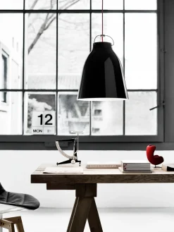 - Loftlampe - Caravaggio - Sort - P3 Large - Rød ledning 6m^Fritz Hansen Outlet