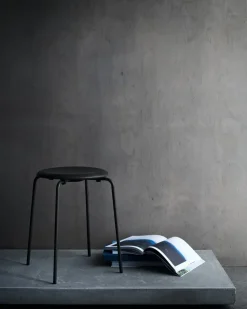 - skammel - Dot™ - matt sort*Fritz Hansen New