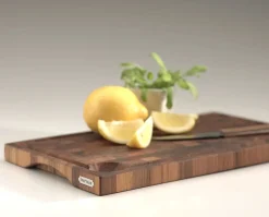 Fritz Hansen - Skærebræt - Dania - 24 x 40 cm - Teak*​​​​​​​Fritz Hansen Clearance