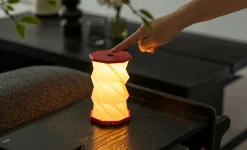 - Hexagon Twist Bordlampe - Mini - Coral Red - H14 cm*Gingko Hot