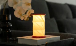 - Hexagon Twist Bordlampe - Mini - Coral Red - H14 cm*Gingko Hot