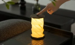 - Hexagon Twist Bordlampe - Mini - Walnut Drift - H14 cm^Gingko Best