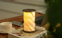 - Hexagon Twist Bordlampe - Mini - Walnut Drift - H14 cm^Gingko Best