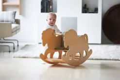 Gyngehest i Birk med beige hynde fra HINDEVADGÅRD*Hindevadgaard Hot