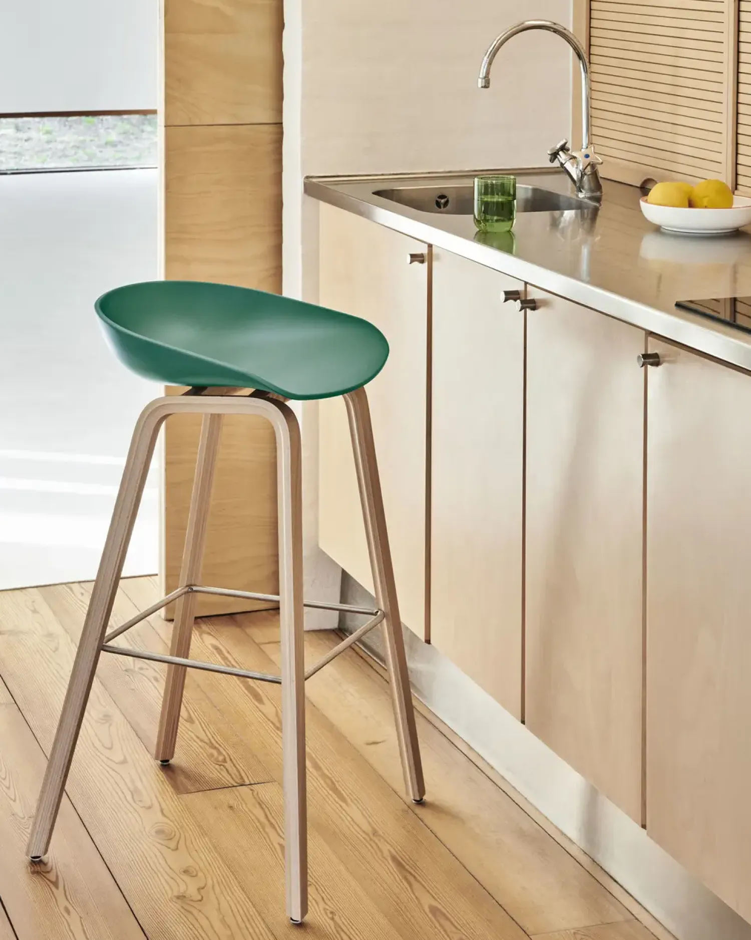 - Barstol - AAS 32 - About A Stool - Hvid 2.0 - Ben: lakeret Eg - Lav model, H65*Hay Clearance