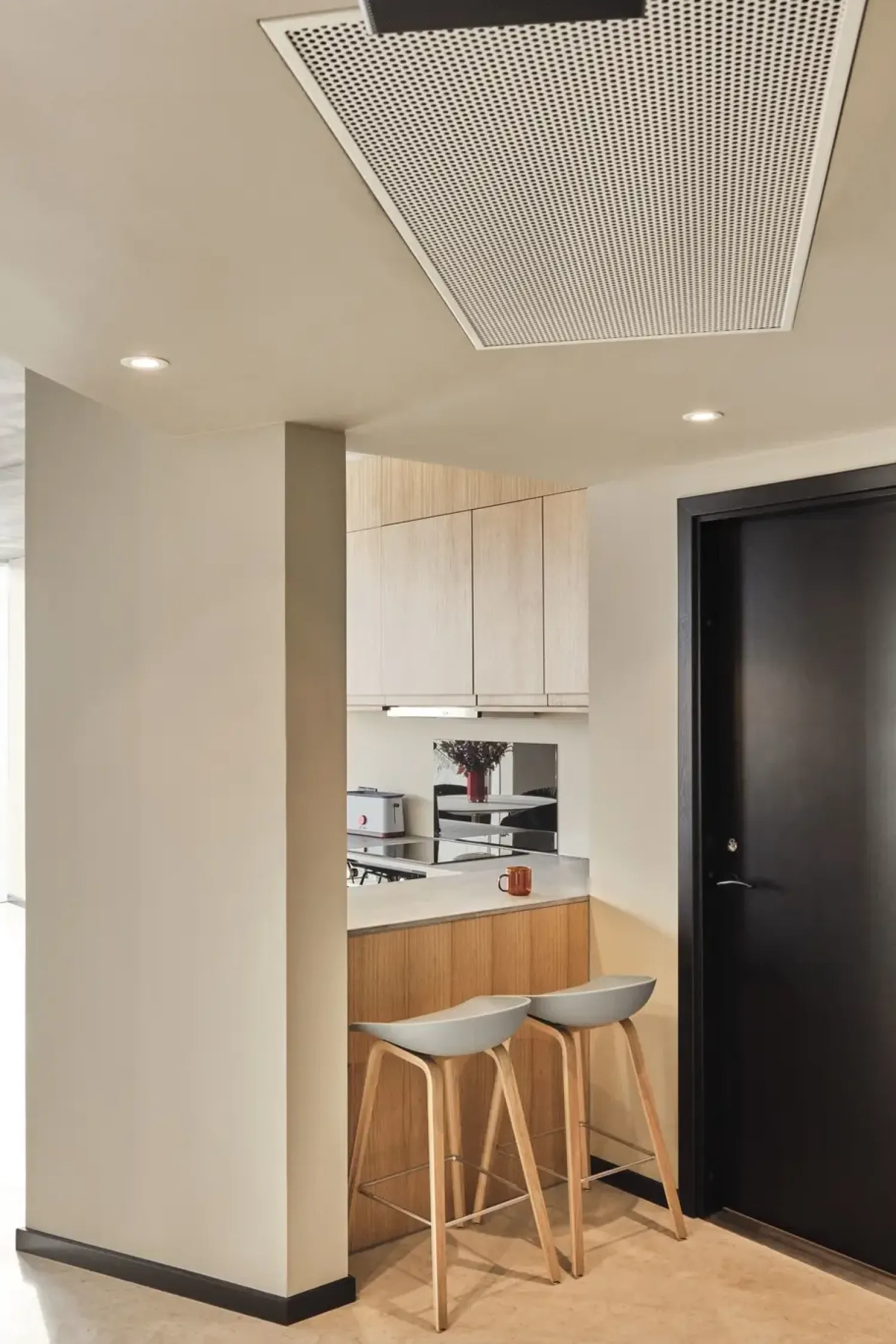 - Barstol - AAS 32 - About A Stool - Concrete Grey 2.0 - Ben: sæbebehandlet eg - Lav model^Hay Clearance