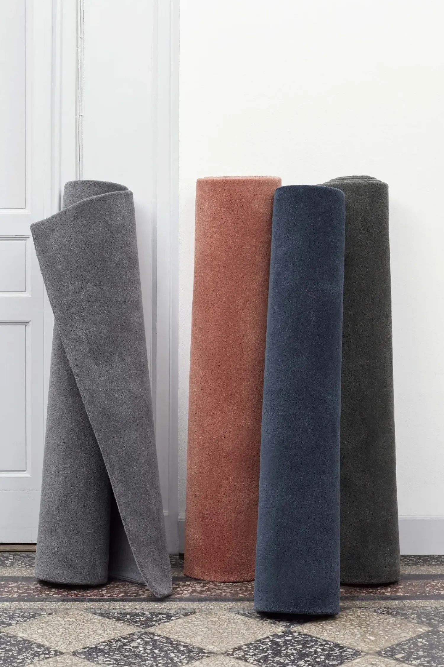 - Raw Tæppe No 2 - Mørkegrå (200x300) - dark grey^Hay Sale