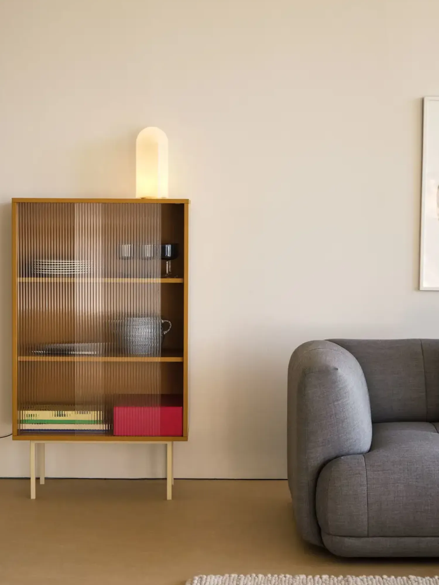 - Reol til Gulv med Glaslåger - Colour Cabinet - Gul - Høj model, B75 X D39 X H130 cm*Hay New