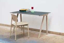 - Skrivebord - CPH90 - Grøn linoleum - Ben i lakeret eg^Hay New