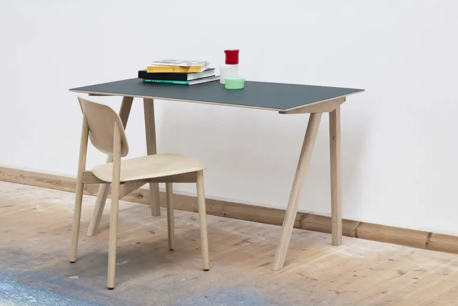 - Skrivebord - CPH90 - Grøn linoleum - Ben i lakeret eg^Hay New