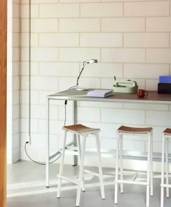 - Taburete 8 Bar Stool - Eggshell - Lacquered Oak Veneer Seat - Lav model 65 cm*Hay Outlet