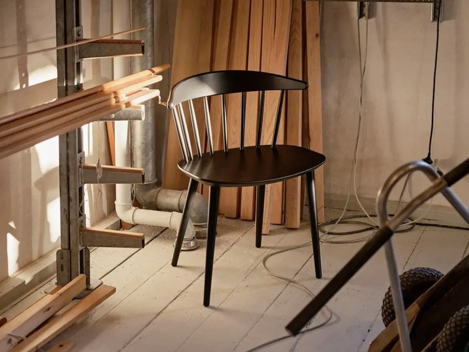 J104 stol i sort, J 104^Hay Clearance