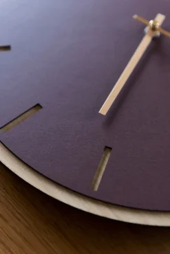 - Vægur - Lys Eg/Burgundy - Sølv visere - Ø38 cm^Hemverk Outlet