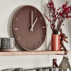 - Vægur - Lys eg/Burgundy - Guld visere - Ø28*Hemverk