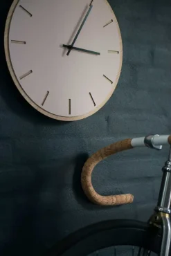 - Vægur - Lys Eg/Powder Dusty Rose - Sorte visere - Ø38 cm*Hemverk Online