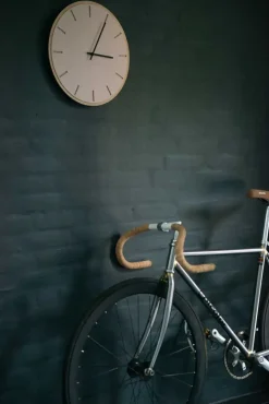 - Vægur - Lys Eg/Powder Dusty Rose - Sorte visere - Ø38 cm*Hemverk Online