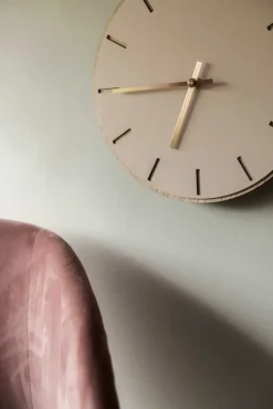 - Vægur - Lys Eg/Powder Dusty Rose - Guld visere - Ø38 cm^Hemverk